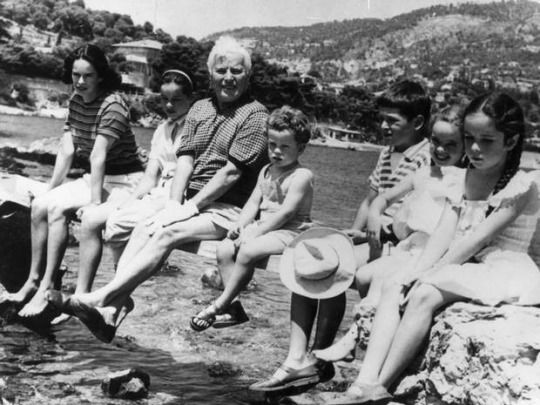 Чаплин отдыхает с семьей, 1957