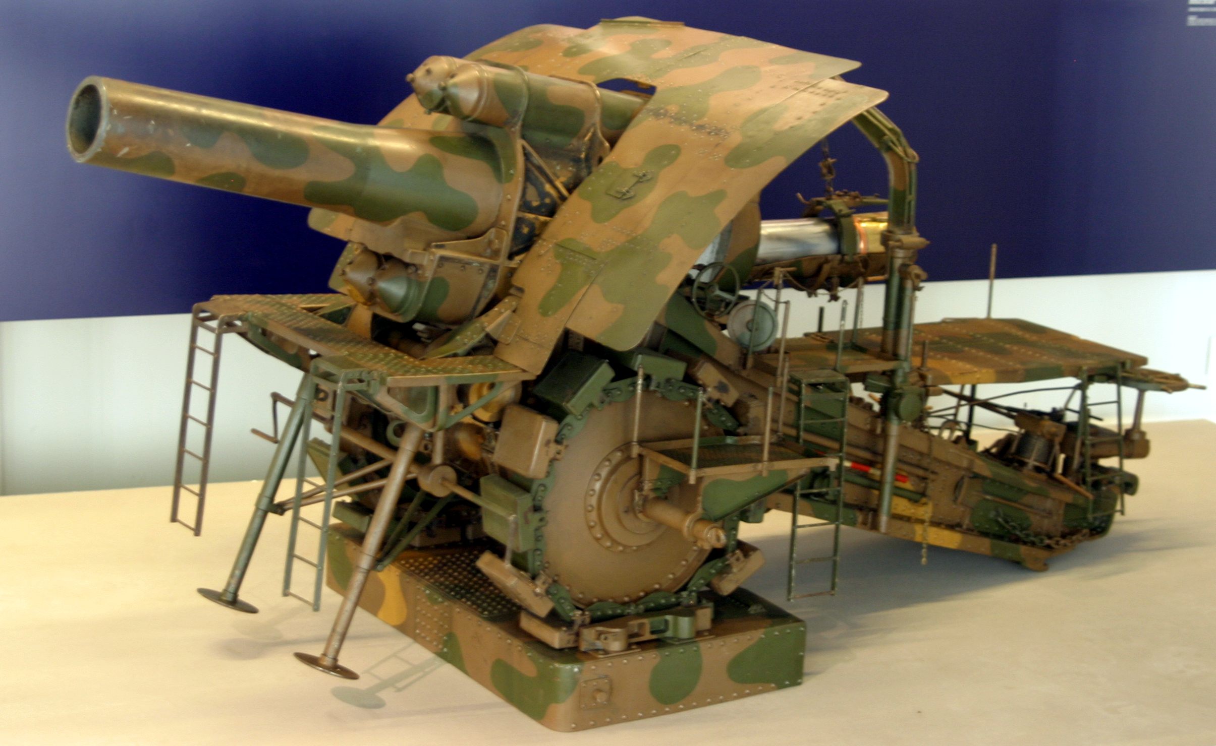 Масштабная модель M-Gerät, мобильной версии орудия, в парижском музее Musée de l'Armée.jpg