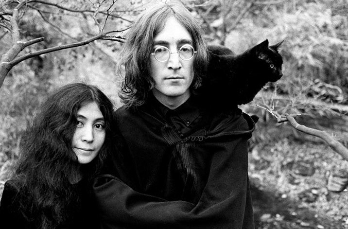 Йоко Оно и Джон Леннон с кисой