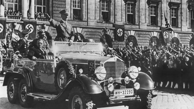 Фото 6. В 1938 г. Гитлер вернулся в Вену, в которой жил в дешевой комнатушке, триумфатором и строителем того самого государства всех немцев.jpg