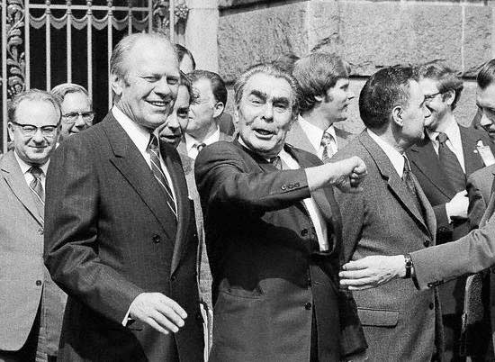 Джеральд Форд и Леонид Брежнев в Бухаресте в 1978 г. (back-in-ussr.com).jpg