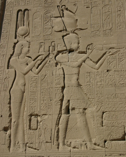 фото 2 Изображение Клеопатры и Цезариона в храме Хатхор в Египте.jpg