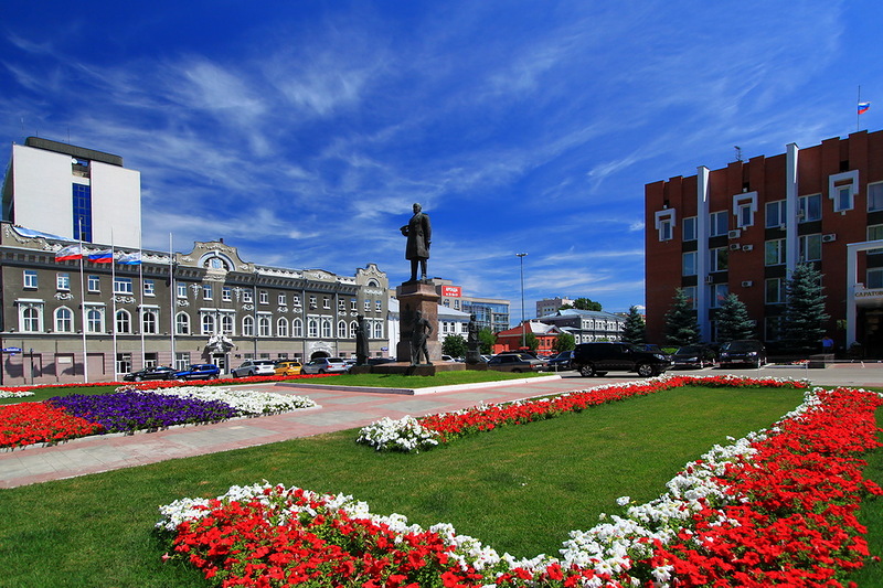 Площадь Столыпина. Слева — саратовская мэрия, в центре — памятник П. А. Столыпину, справа — Саратовская областная дума