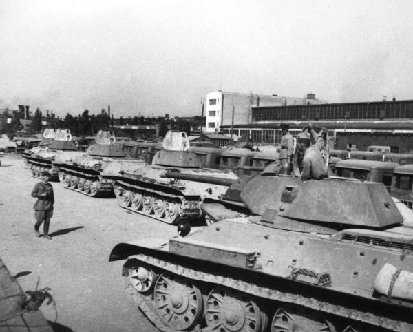 Танки Т-34 на сдаточной площадке Сталинградского тракторного завода, июль 1942 года