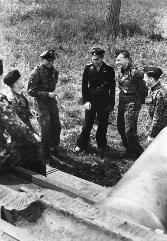 Михаэль Виттман со своим экипажем на севере Франции, май 1944 года