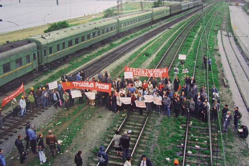 Жители Приморья перекрыли железную дорогу в знак протеста против повышения цен 1998 год..jpg