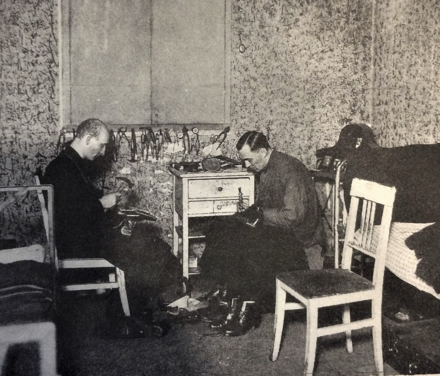 Фото 9. Русские студенты зарабатывают ремонтом обуви в общежитии. Сер. 1920-х гг..jpeg