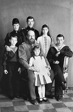 Фото 2. Семья императора Александра III (1892). Справа налево Георгий Ксения Ольга Александр III Николай Мария Фёдоровна Михаил.jpg