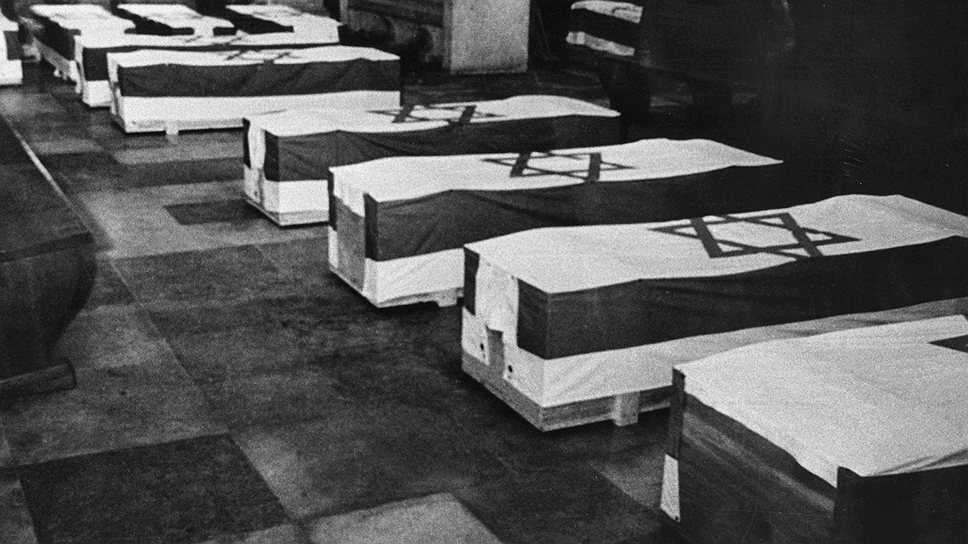 Гробы с телами израильских спортсменов перед отправкой в Израиль.jpg