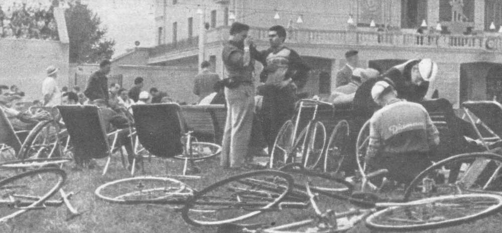 Фото 9. Велогонщици на стадионе Юных пионеров.jpg