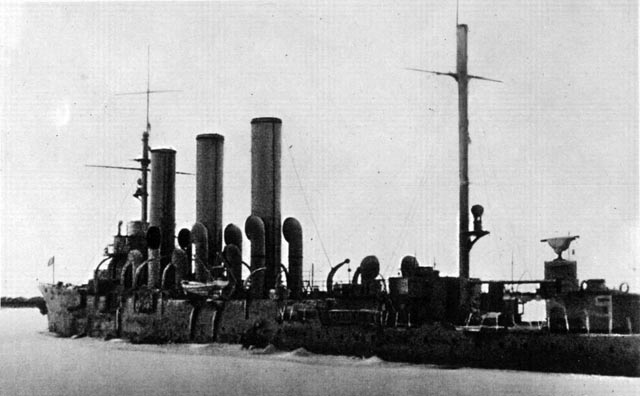 «Аврора» в Ораниенбауме на грунте, 1944 год.jpg «Аврора» в Ораниенбауме на грунте, 1944 год.jpg