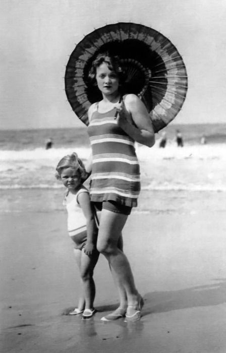 Марлен Дитрих с дочерью на море