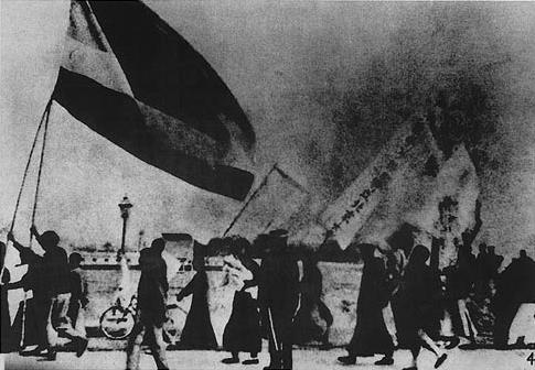 Beijing_students_protesting_the_Treaty_of_Versailles_(May_4,_1919).jpg
