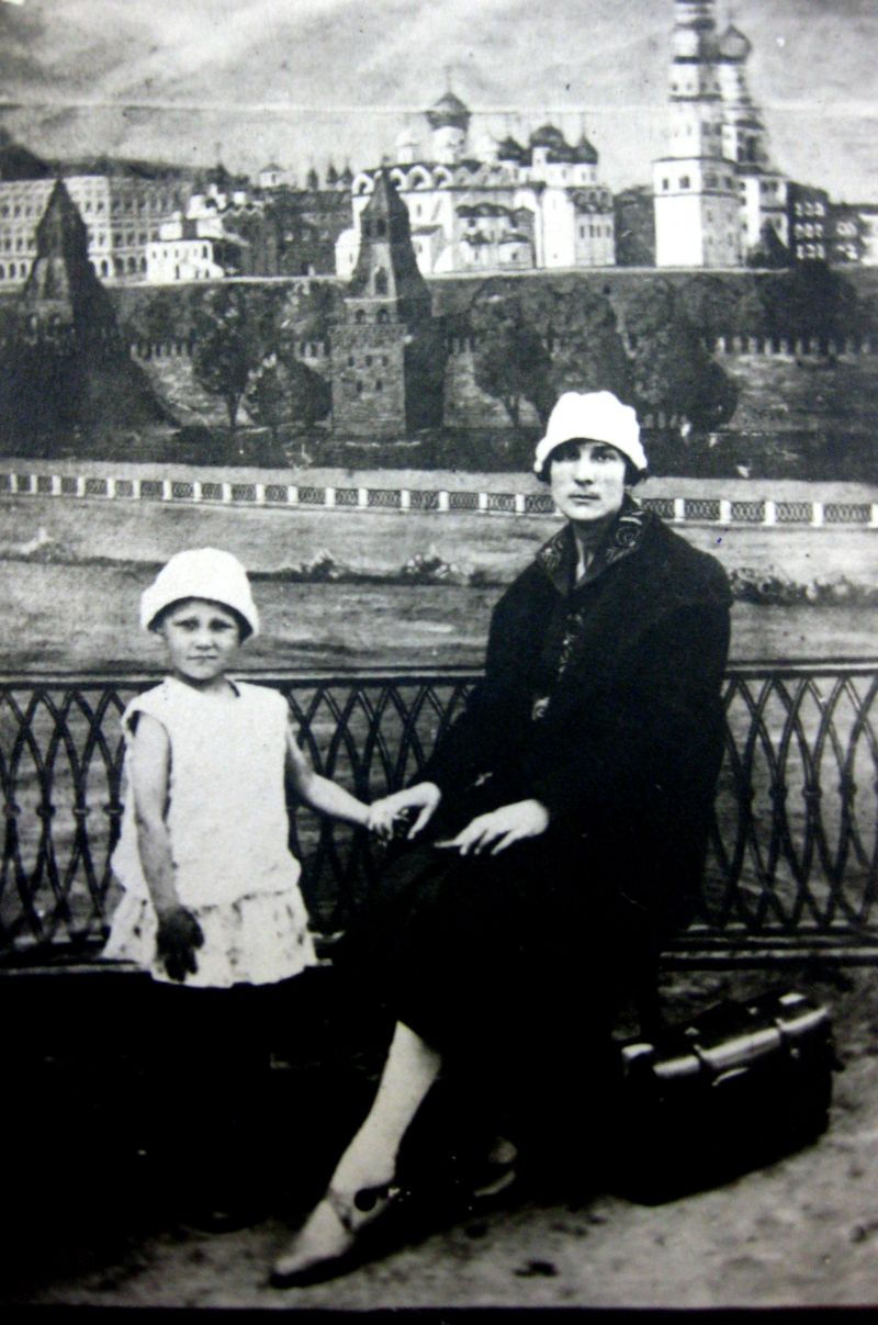 Зоя Космодемьянская с мамой, 1926 год.jpg