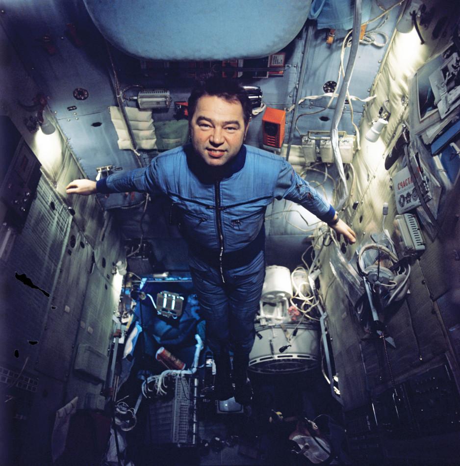 Фото 1. Космонавт Георгий Гречко на борту космического комплекса «Союз-26» – «Салют» – «Союз-27». 1978 г. (Фотохроника ТАСС).jpg