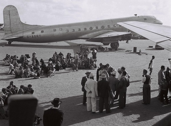Фото 2. Йеменские евреи ожидающие посадки на самолёт для вылета в Израиль. Аден Йемен. 1 ноября 1949 года.jpg