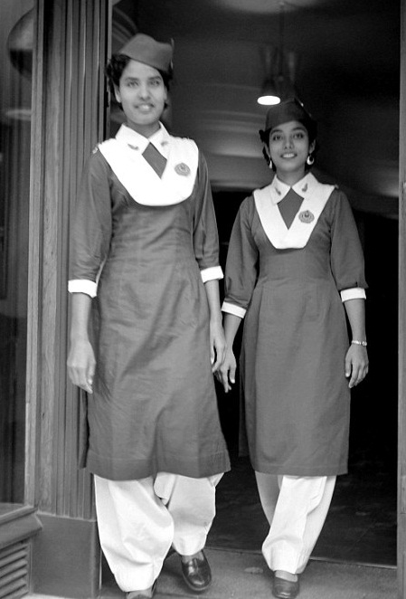 2834170B00000578-3062198-Pakistani_Air_Hostesses_seen_here_at_Pakistani_Airways_House_in_-a-84_1430483785591.jpg