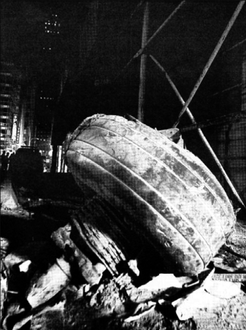 Шасси рейса 011, найденные в зоне разрушения башен Всемирного торгового центра.jpg