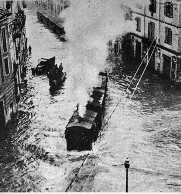 Наводнения на улицах были и тогда. Трамваи тоже попадали в беду