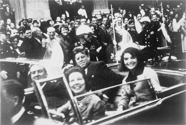 Джон Кеннеди в президентском лимузине за несколько секунд до убийства.png