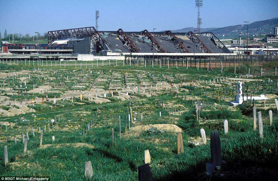 Кладбище в Сараево на фоне заброшенных олимпийских объектов.jpg