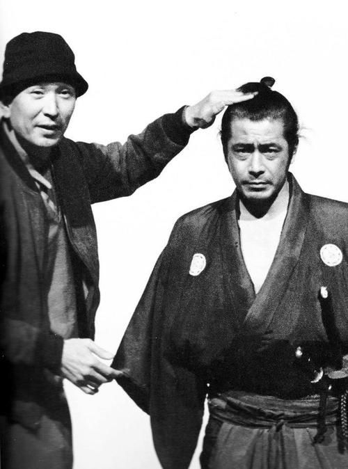 5_Akira Kurosawa & Toshiro Mifune on the set of Yojimbo(1961).jpg