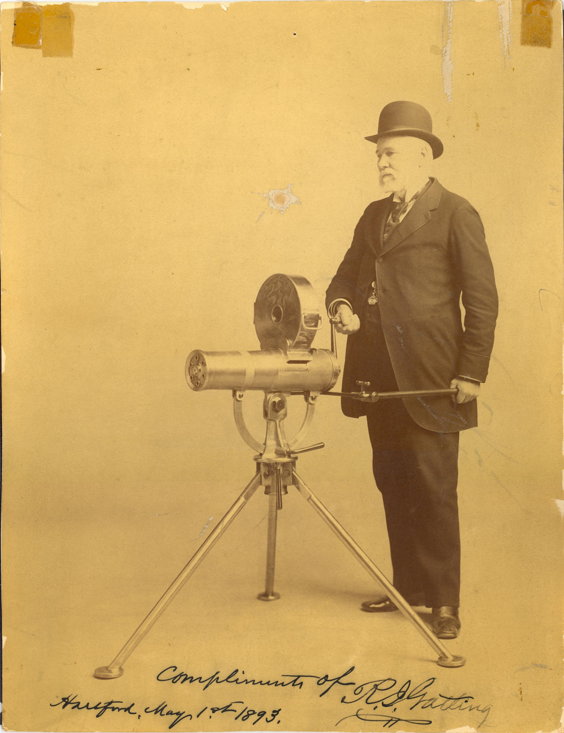 Ричард Гатлинг со своим изобретением, 1893 год.jpg