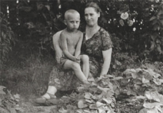 Путин с мамой.jpg