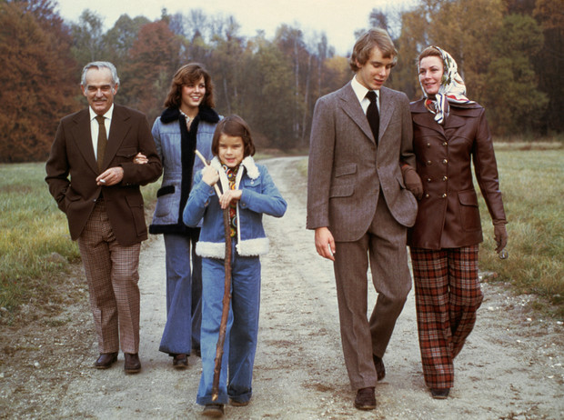 Князь Ренье и княгиня Грейс с детьми- принцессой Каролиной, принцессой Стефанией и принцем Альбером, вторая половина 1970-х.jpeg