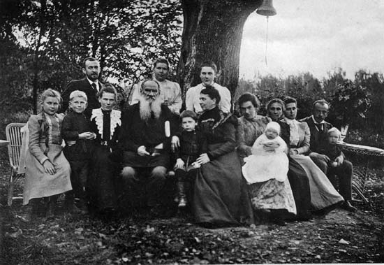 ФОТО2 Лев Толстой с семьей.jpg