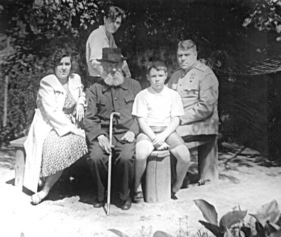 В гостях у сына-маршала, 1946 год.