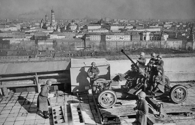 Вид на Кремль с крыши библиотеки им. В. Ленина 1942 год.jpg