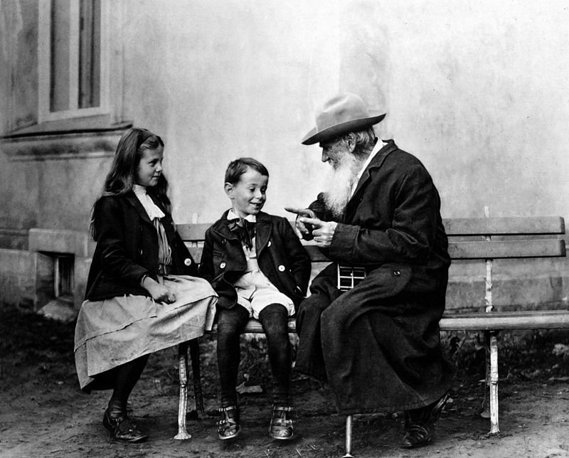 Лев Николаевич Толстой с внуками, 1909 год.jpg