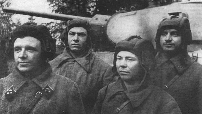 Танковый экипаж Дмитрия Лавриненко (крайний слева), октябрь 1941 года
