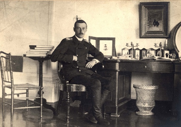 Фото 3. Великий князь Георгий Александрович за письменным столом. Абастумани. 1890-е гг..jpg