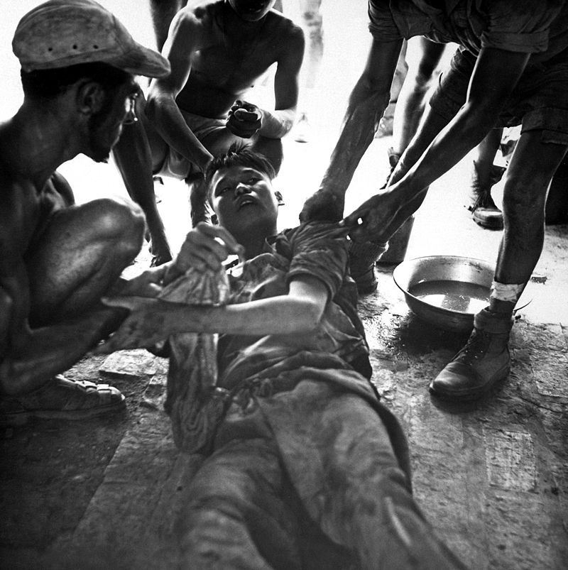 Франко-вьетнамские медики лечат раненного ополченца Вьетминя (1954).JPEG