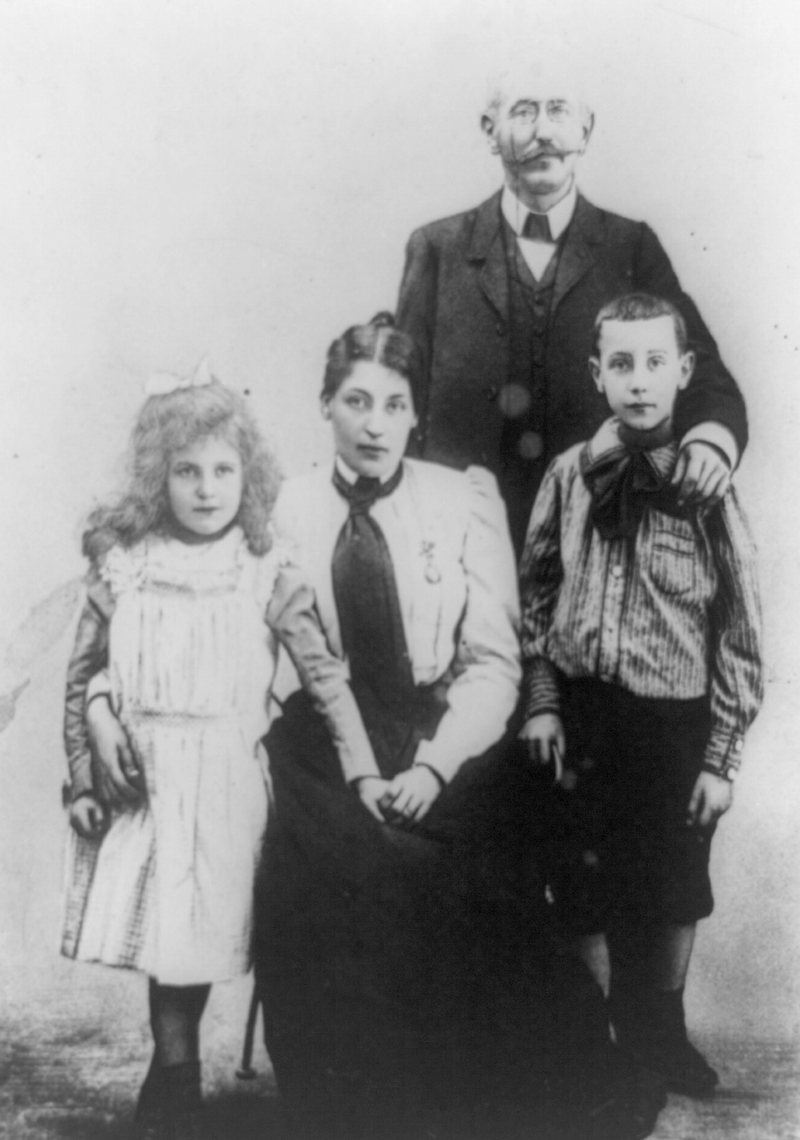 Альфред Дрейфус с семьей, 1905 год.png Альфред Дрейфус с семьей, 1905 год.png