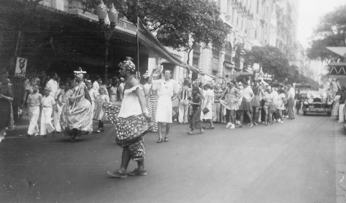 Carnival-procession-Rio-de-Janeiro-1940.jpg