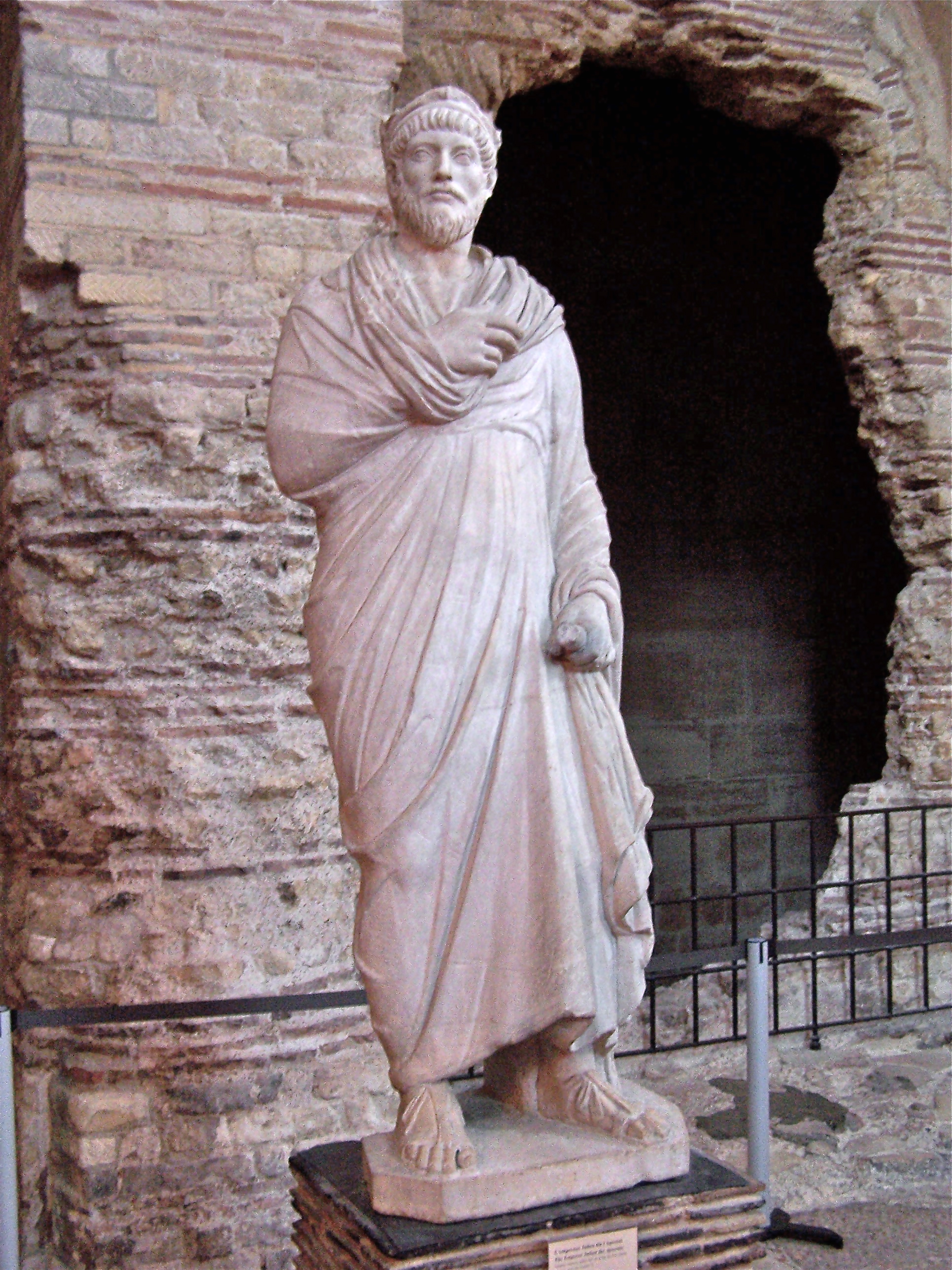 Статуя Юлиана. Музей Клюни, Париж.jpg