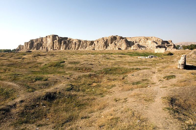 Территория в древности занимаемая Тушпои на фоне Ванскои скалы.jpg