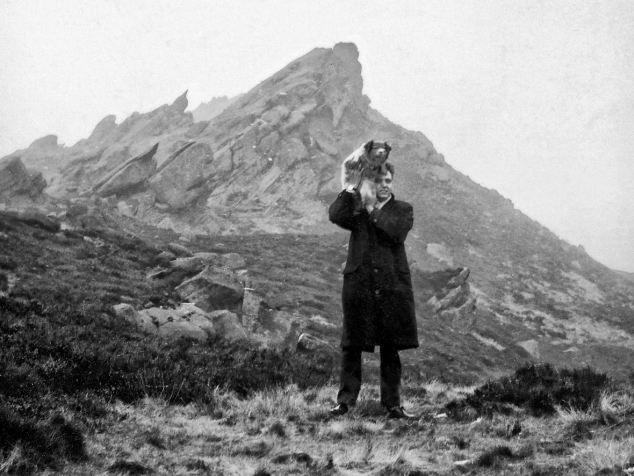 Брейди с псом Паппетом в Пеннинских горах.jpg