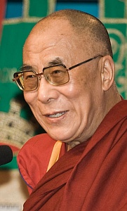 Теократические правители государства Тибет — Далай-ламы — по определению совмещали политическую «должность» с религиозной деятельностью.