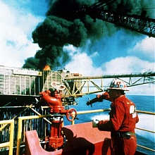 Взрывы на нефтяных платформах