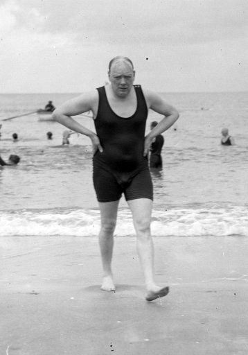  Черчилль в купальном костюме