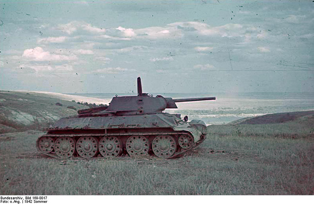 Редкое фото из немецкого архива: подбитый Т-34, июнь 1942 года