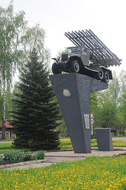 В городе Рудня, под Оршей, установлен монумент первой ракетной батарее капитана И. А. Флерова