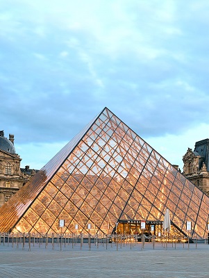 В Лувре из-за утечки воды повреждены сотни документов