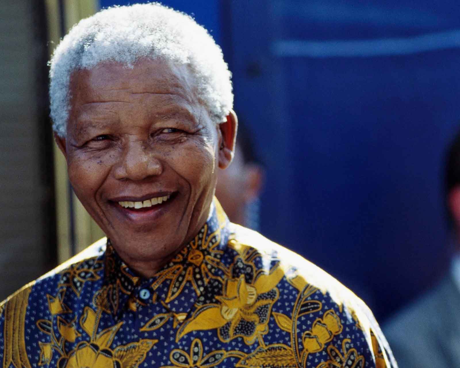 Мандела в африканской рубашке.