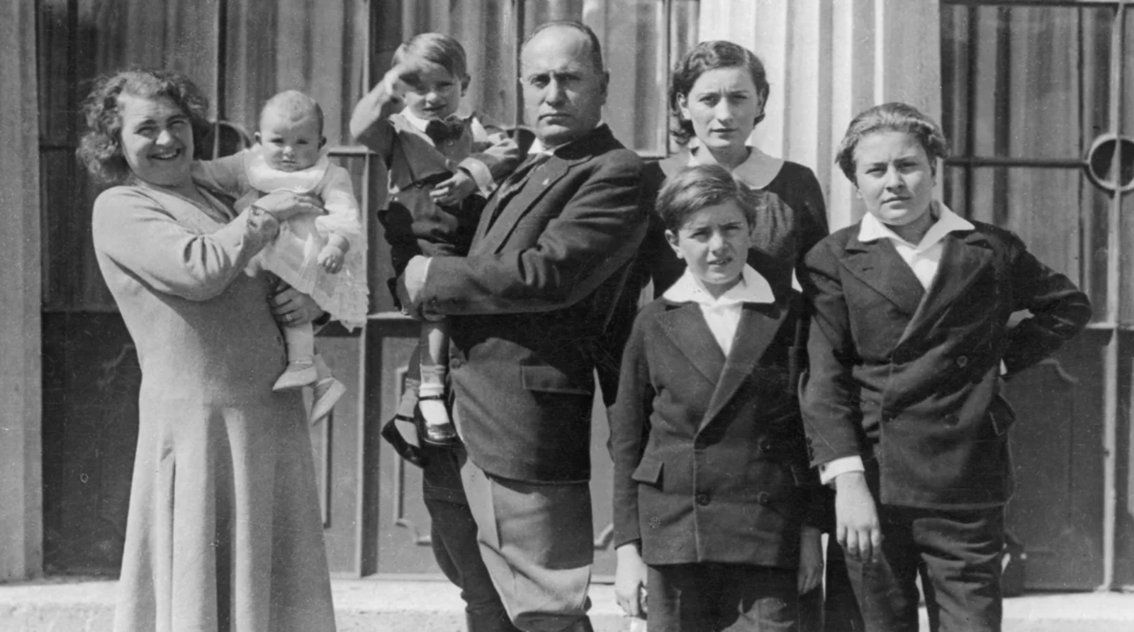 Бенито Муссолини с женой и детьми.