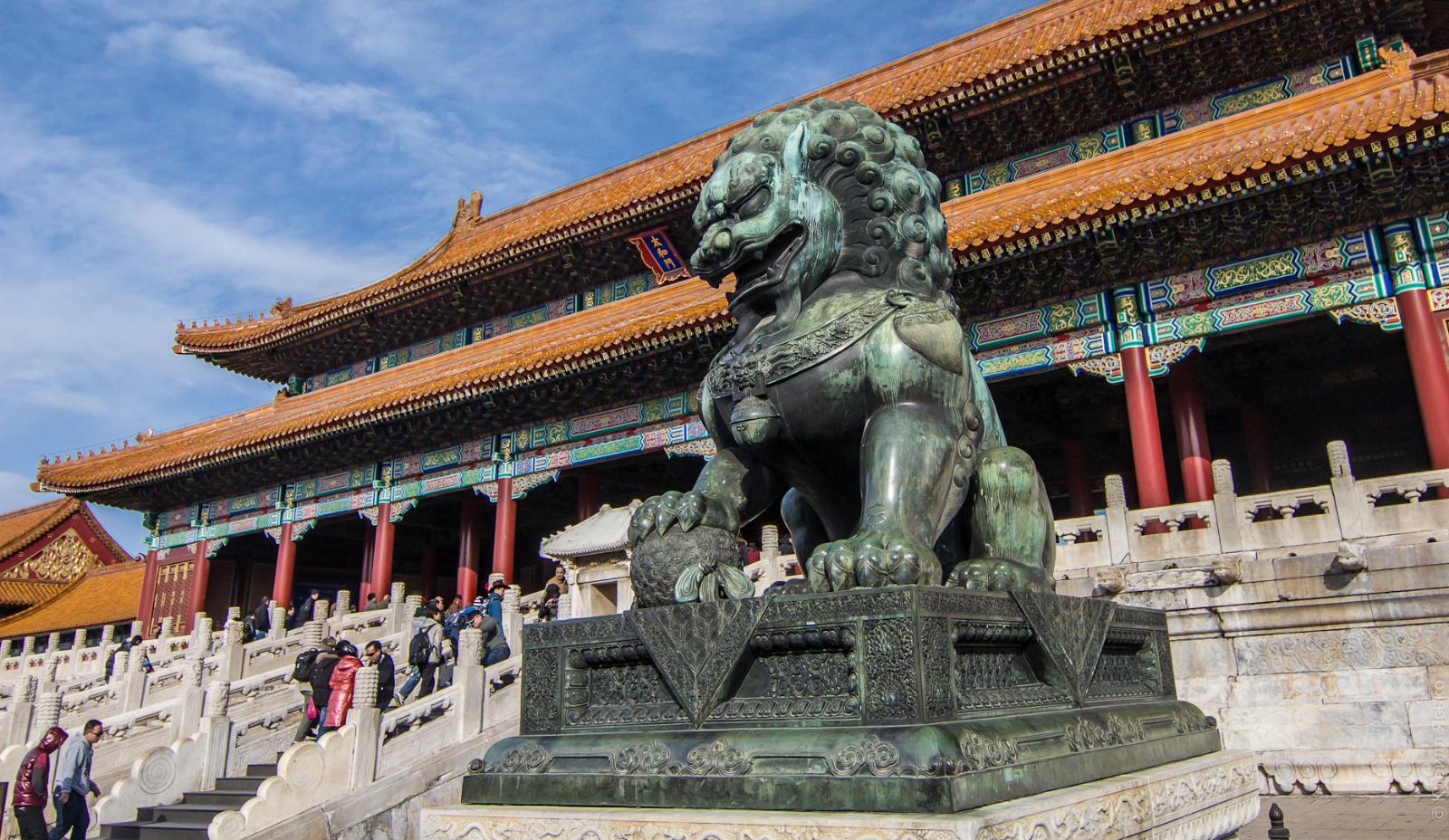 На территории Запретного города находится множество скульптур львов.